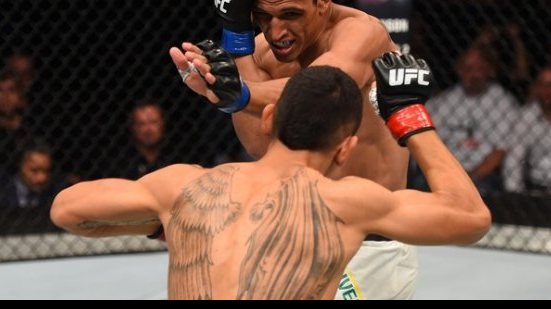 Imagem UFC: brasileiro se lesiona em luta principal durante evento no Canadá