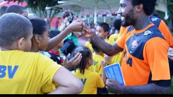 Imagem Elenco do Vitória recebe grupo de crianças em treino antes de encarar Oeste