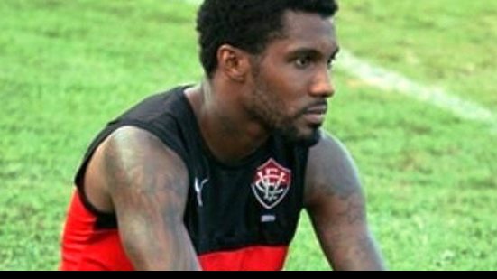 Imagem Rhayner diz que foi xingado pelo árbitro da partida entre Vitória e Oeste