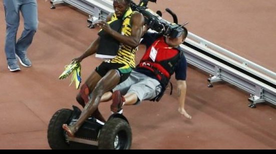 Imagem Usain Bolt é atropelado por cinegrafista em biciclo no mundial de atletismo