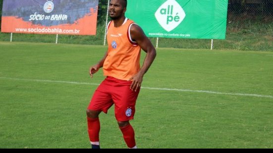 Imagem Após ser improvisado e expulso, Thales deve ser titular no Bahia neste sábado