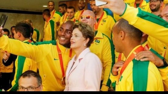 Imagem Cerimonial do Planalto barra Dilma em solenidade com atletas