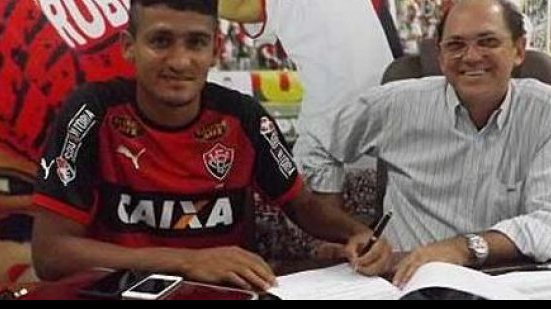 Imagem Zagueiro renova contrato e desfalca o Vitória contra o Bragantino