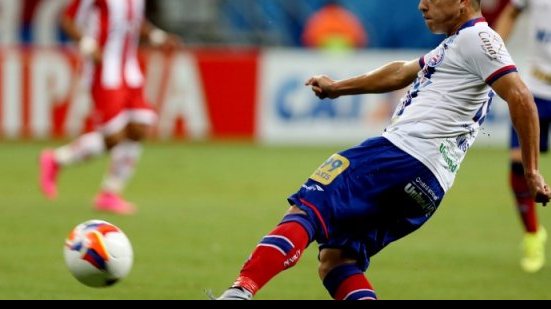 Imagem Rômulo ameniza discussão com torcida do Bahia e nega gestos obscenos