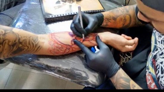 Imagem Atletas devem redobrar atenção na hora de fazer uma tatuagem