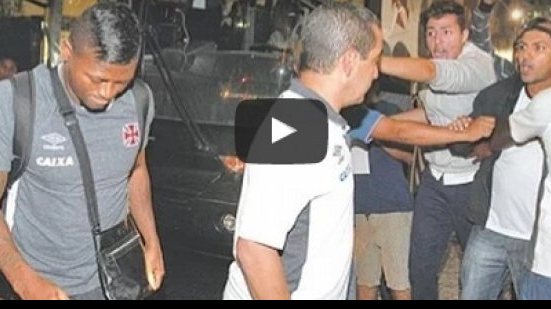 Imagem Vídeo: ex-Vitória leva tapa em protesto da torcida do Vasco no Rio de Janeiro