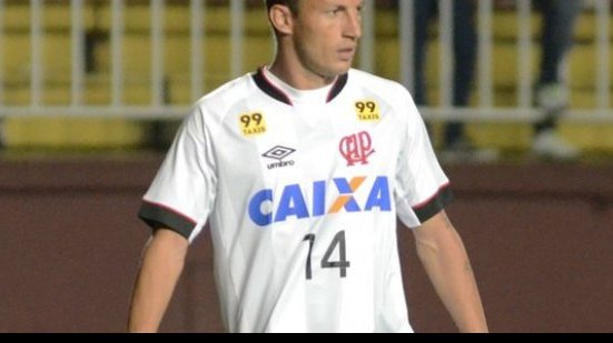 Imagem A caminho do Bahia, zagueiro escreve carta e se despede do Atlético-PR; confira