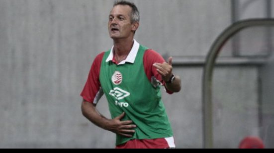 Imagem  Após derrota para o Ceará, concorrente da dupla BaVi no G-4 demite treinador