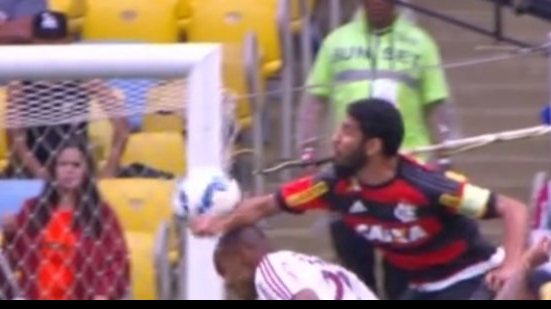 Imagem  Ex-zagueiro do Vitória confirma toque com a mão no gol contra o Fluminense