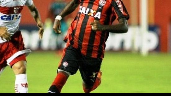 Imagem Rhayner desfalca o Vitória contra o Atlético-GO; lateral e volante estão fora