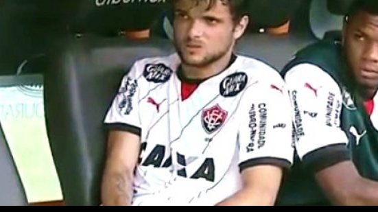 Imagem Lesão no joelho pode tirar novo lateral do Vitória do restante da Série B