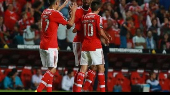 Imagem Após sete meses, Talisca volta a marcar no Benfica e técnico sai em sua defesa
