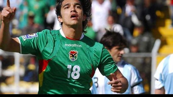 Imagem Após declarações de treinador, ex-Vitória renuncia à seleção boliviana