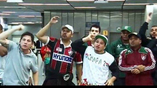 Imagem Sob protestos, torcedor joga cerveja em Fred e presidente do Flu defende atletas