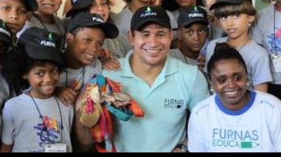 Imagem Crianças de vila olímpica do Rio têm encontro educativo com atletas campeões