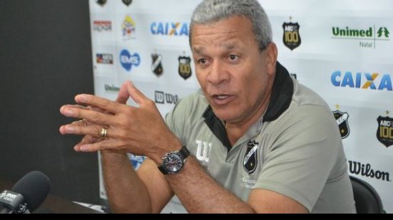Imagem Ex-dupla BAVI, técnico do ABC está incomodado com sequência sem vitórias