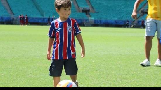 Imagem Garoto que gritou Bora Baêa em jogo do Vitória é tietado em treino do Bahia