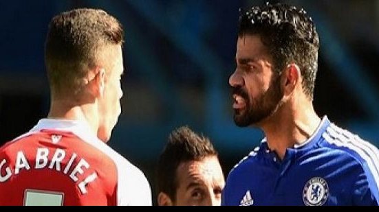 Imagem Gabriel Paulista cai em provocação de Diego Costa e é expulso em clássico inglês
