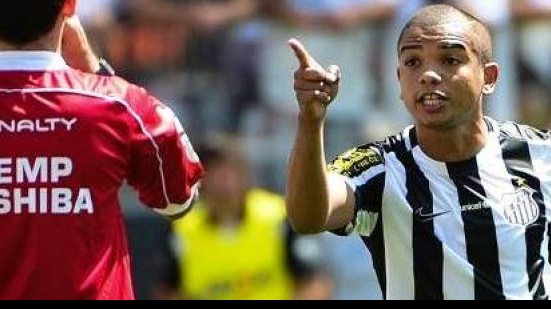 Imagem Expulso em clássico, ex-zagueiro do Vitória discute com treinador do Corinthians