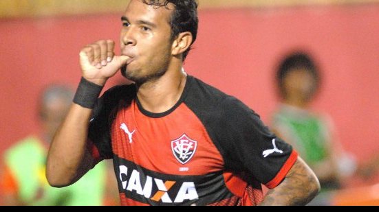 Imagem Palmeiras negocia ex-Vitória para time árabe