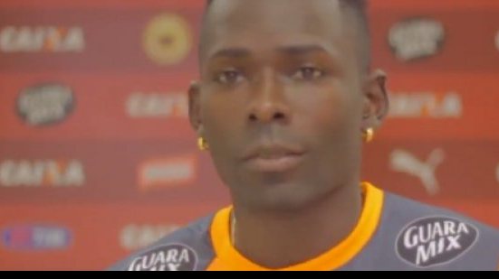 Imagem Em entrevista coletiva, Kanu enaltece gramado da Arena Fonte Nova