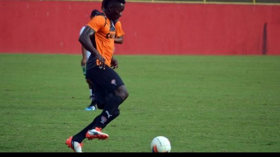 Imagem Zagueiro do Vitória garante atenção redobrada com Fahel: não vai fazer gol
