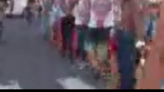 Imagem Vídeo: torcedores da Imbatíveis detidos a caminho da delegacia chamam atenção