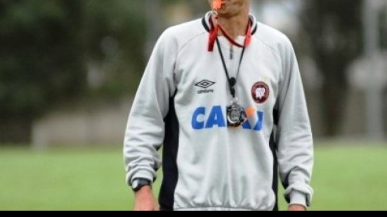 Imagem Milton Mendes não resiste à 4ª derrota seguida e é demitido do Atlético-PR