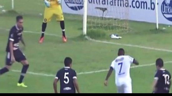 Imagem Vídeo: jogador do Palmas engana arbitragem de forma bizarra na Série D