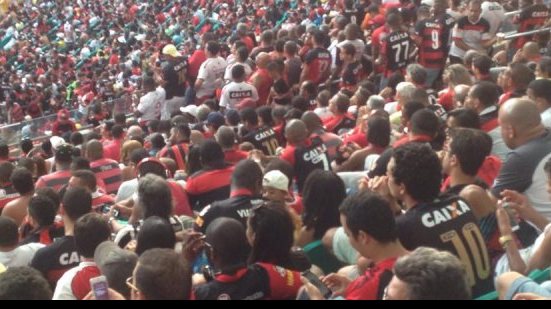 Imagem Com terceiro anel fechado, torcedores do Vitória assistem jogo em pé na Arena