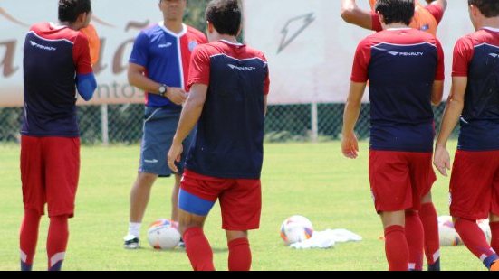 Imagem Sérgio Soares comanda treino e começa montagem do time para BaVi sem Biancucchi