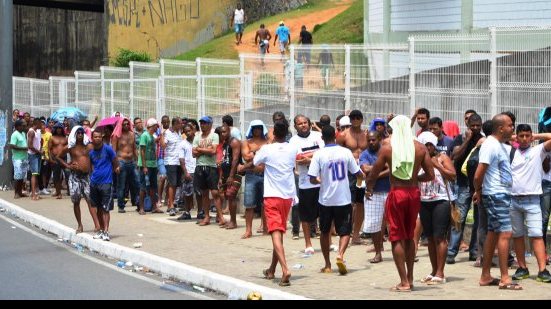 Imagem Longas filas e confusão marcam vendas de ingressos para BaVi na Fonte Nova