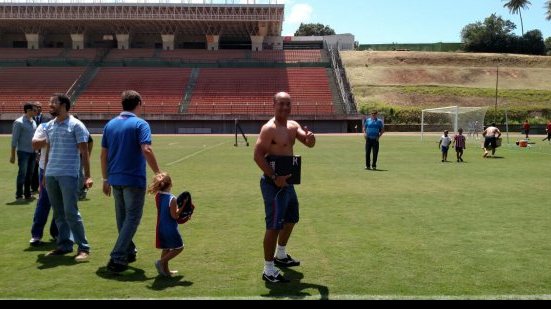 Imagem Na galera: Sérgio Soares e jogadores distribuem brindes para torcida em treino