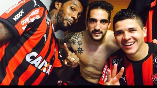 Imagem Após marcarem gols no BAVI, jogadores do Vitória tiram sarro em foto