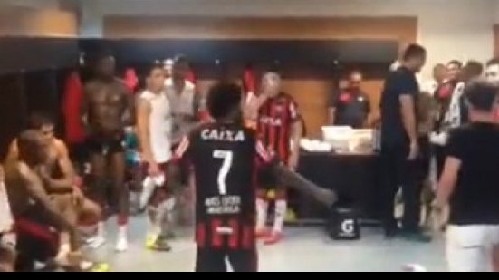 Imagem Após 3 a 1 no Bahia, jogadores do Vitória fazem a festa no vestiário. Assista
