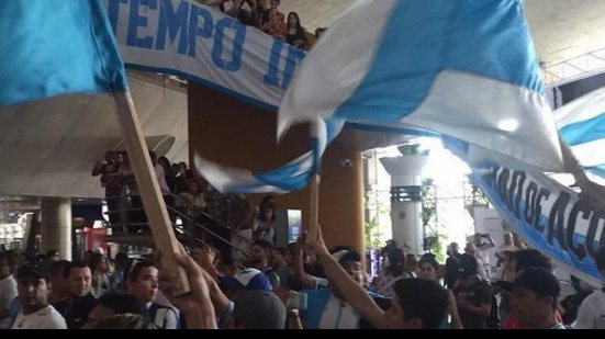 Imagem Adversário do Bahia recebe apoio da torcida no aeroporto após derrotas