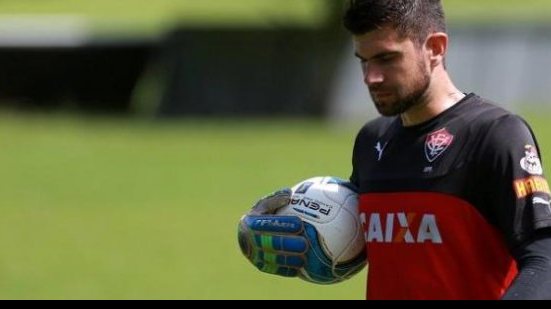 Imagem Fernando Miguel segue tratamento no DM do Vitória e já trabalha parte física