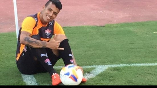 Imagem De volta ao time titular do Vitória, Vander agradece Mancini: ele viu minha luta