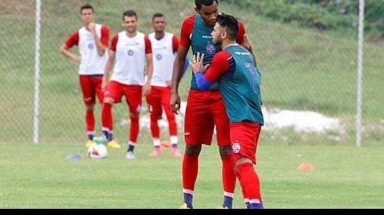 Imagem Clima tenso: Zagueiro e atacante trocam empurrões no Bahia