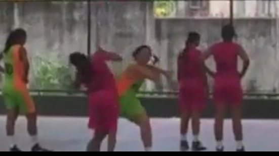 Imagem Vídeo: atleta agride colega de time rival em torneio de basquete em Pernambués