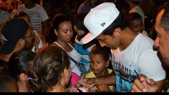 Imagem Lateral do Bahia se emociona e faz alegria das crianças em evento solidário