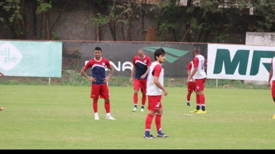 Imagem De olho no Oeste, Charles fecha coletivo do Bahia e testa opções