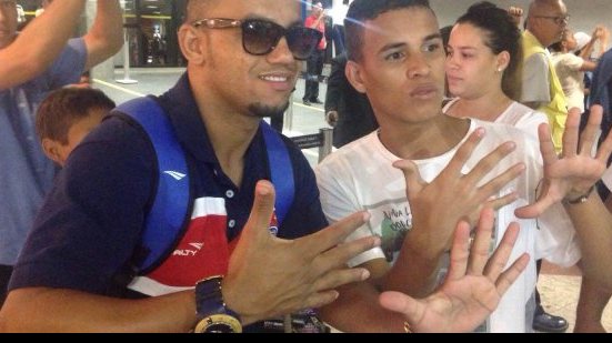 Imagem Torcida vai ao aeroporto apoiar o Bahia e Railan agradece