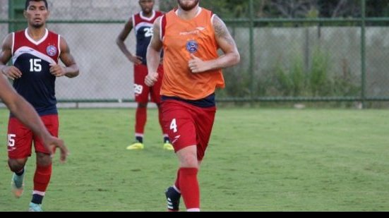 Imagem De volta ao time titular, Souza ganha elogios de Charles: extremamente talentoso