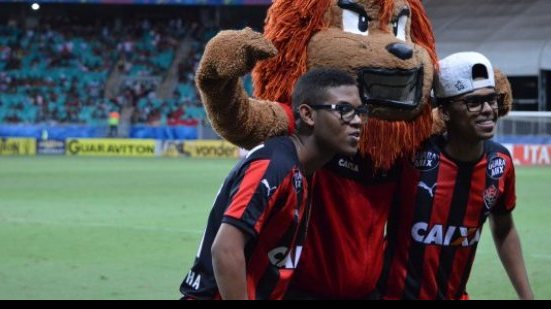 Imagem Rubro negros, Lucas e Orelha vão à Arena acompanhar jogo do Vitória