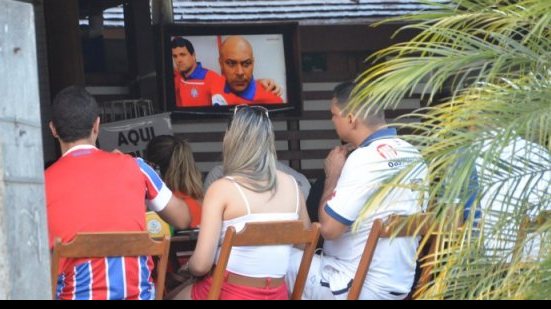 Imagem Torcedores do Bahia assistem jogo no Imbuí
