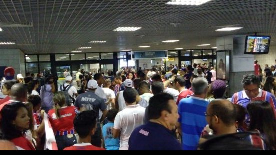 Imagem Elenco do Bahia é recebido com festa no aeroporto após triunfo sobre o Oeste