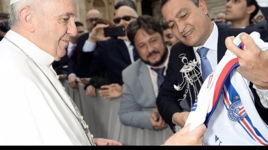 Imagem Com a bênção do papa: Rui presenteia Francisco com a camisa do Bahia