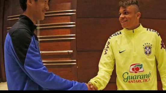 Imagem  Expulso na estreia do Brasil, jogador do Vitória pede desculpas ao adversário