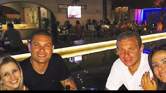 Imagem No dia de folga, jogadores do Vitória curtem com as famílias no Acqua Café